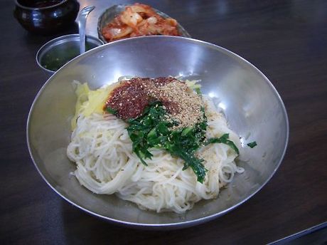 잔치집국수 이미지